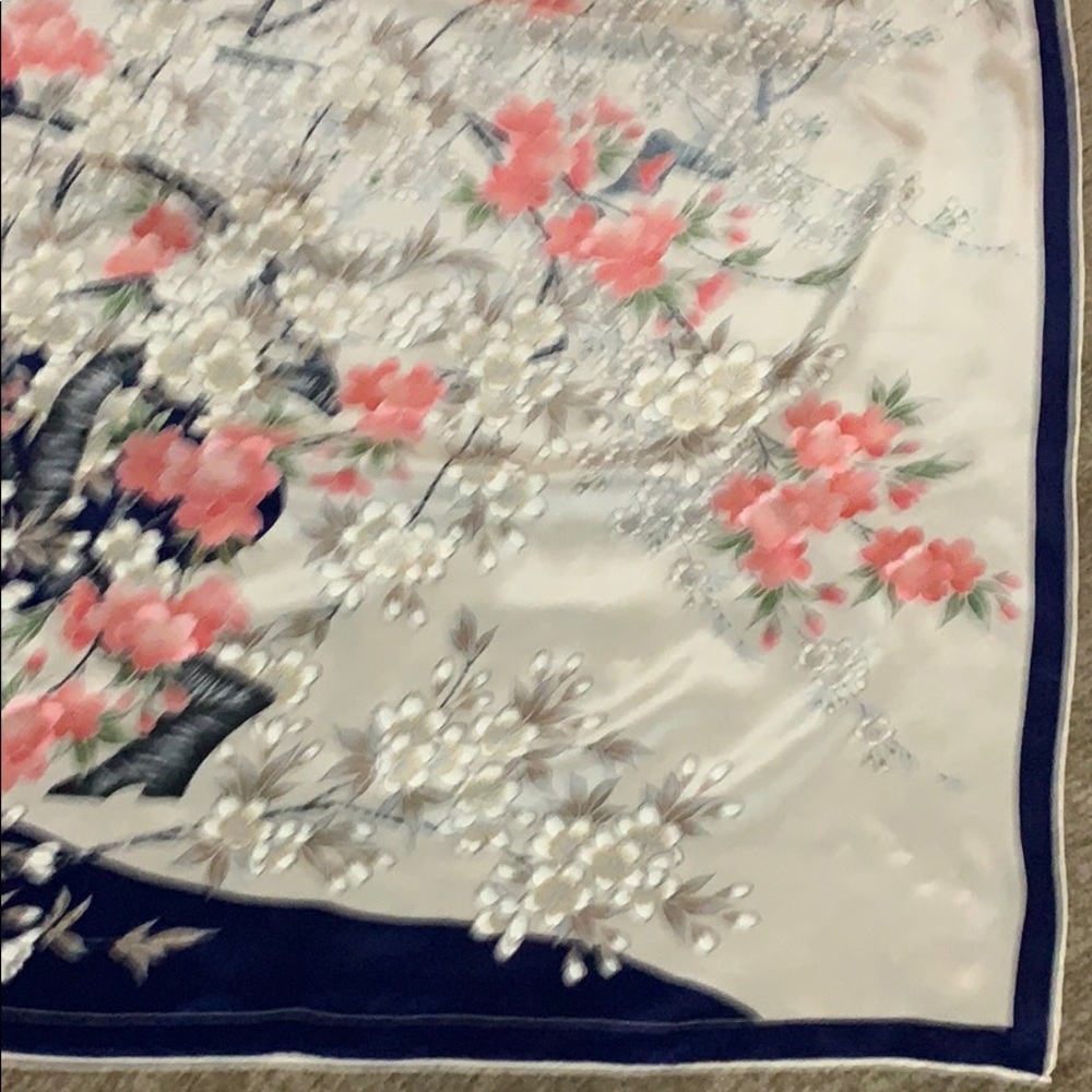 Beautiful hand rolled silk scarf - Picture 4 of 6